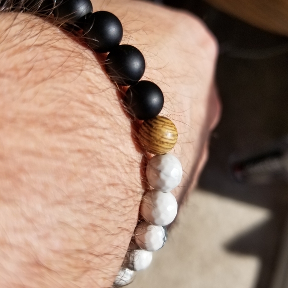 Howlite & Black Onyx Beaded Stretch Bracelet - Picture 7 of 7
